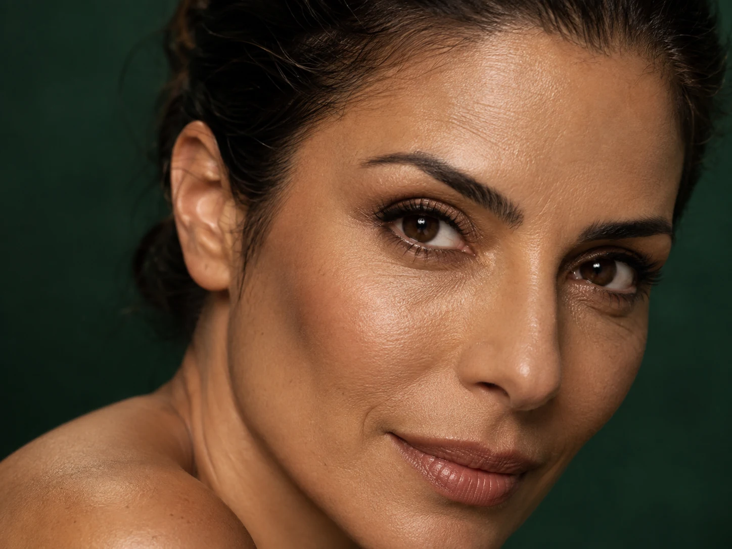 Imagem ilustrativa de uma modelo adulta com destaque para os olhos, a testa e a expressão facial.